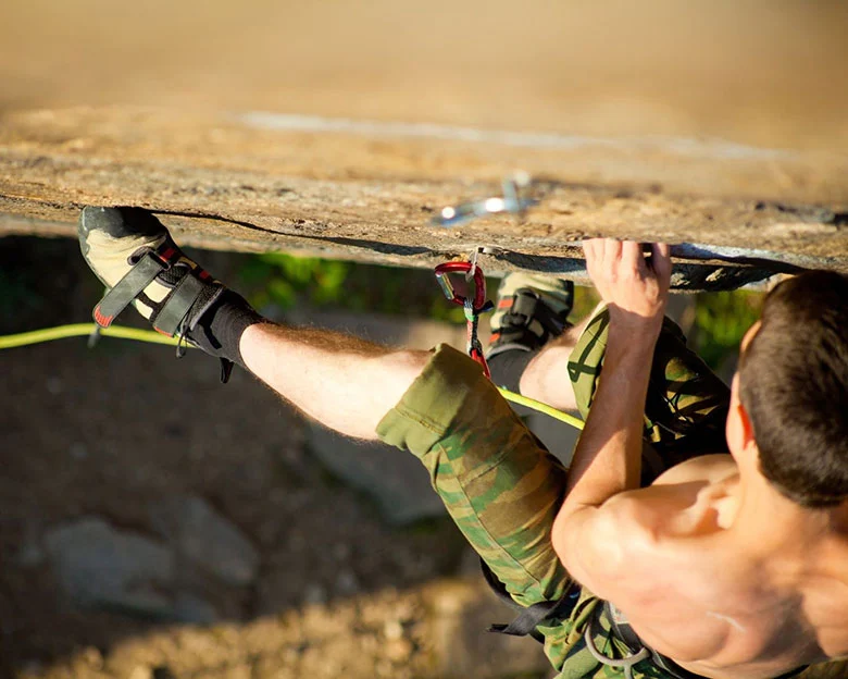 Comparing Bouldering Vs Rock Climbing: Key Differences & Similarities ...