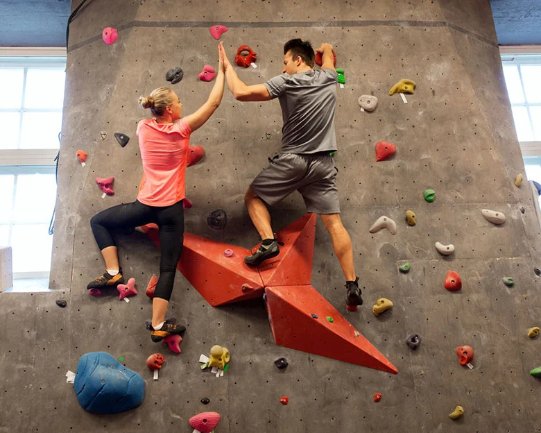 bouldering tips - Climb with Others
