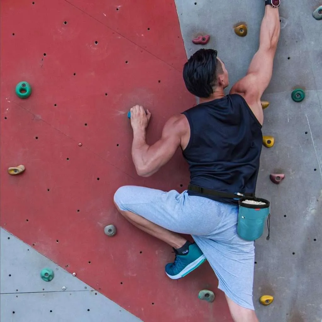 MoKo Chalk Bag, Drawstring Rock Climbing Chalk Bag Bouldering Chalk Bag Bucket with Adjustable Belt  Zippered Pockets and Carabiner for Rock Climbing Weight Lifting Gymnastics Crossfit